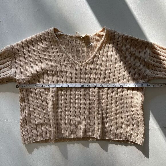 Sky and sparrow beige knit V-neck cropped sweater size small - Picture 10 of 10